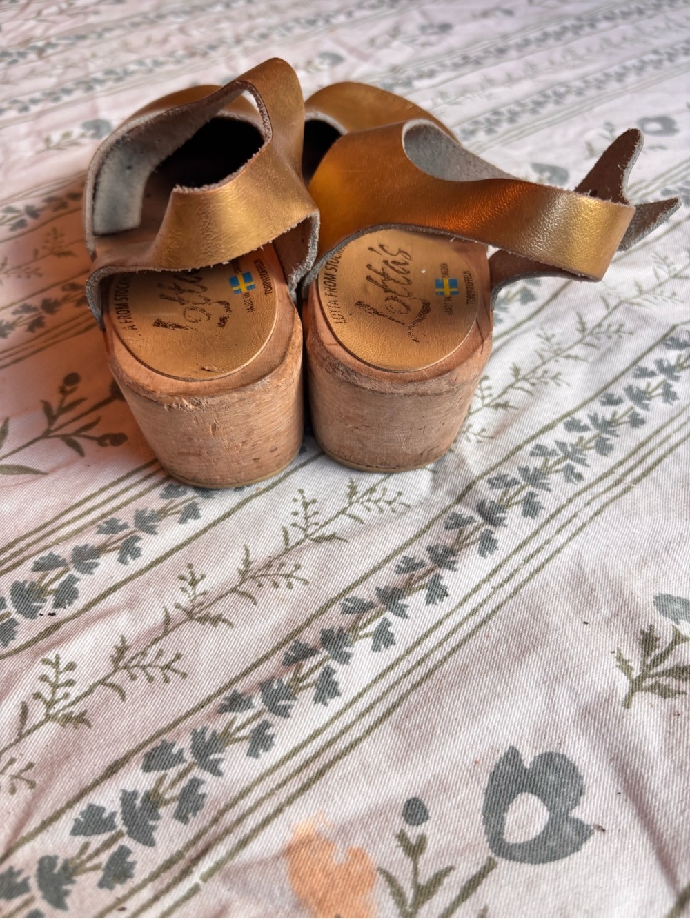 Lotta from Stockholm Girl’s Gold Leather Clogs - Picture 4 of 5